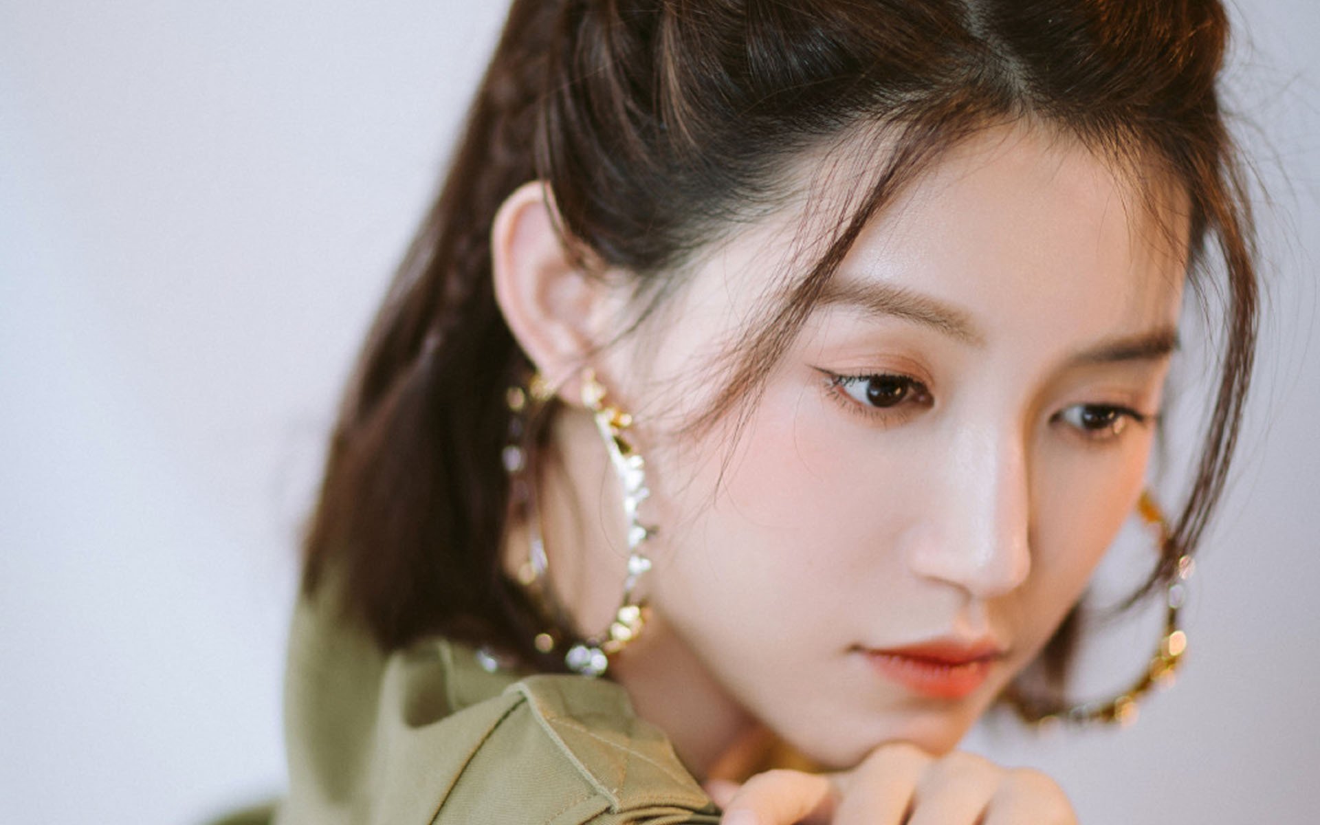 曼联在激烈较量中获胜,积分紧追榜首